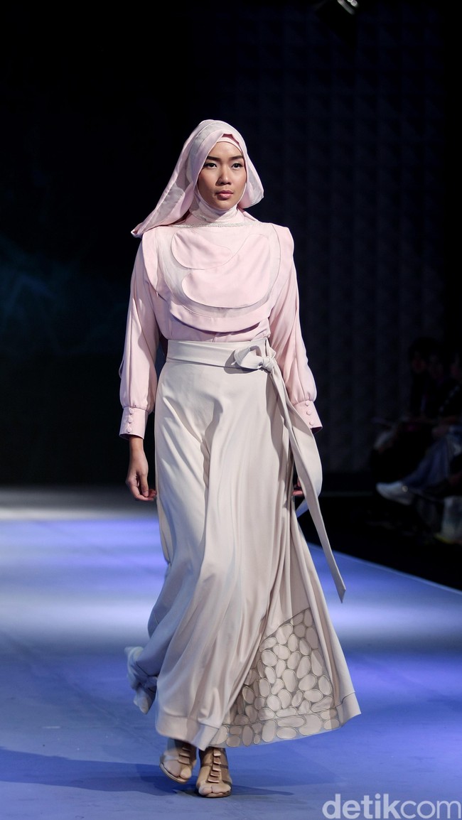 La perle by Irna Mutiara Simplicity Stone Muslim Fashion Festival 2016 at Plaza Selatan. Istora Senayan. Jakarta. [Foto: MOhammad Abduh/Wolipop]