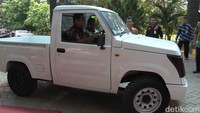 Mobil dinamakan Mobil Desa karena transmisi 4x4 cocok untuk jalan pedesaan dan harganya murah, di bawah Rp 100 juta. Foto: Angling Adhitya Purbaya