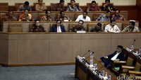 Rapat Paripurna hari ini juga dihadiri oleh Menteri Hukum dan HAM Yasonna Laoly, Mendagri Tjahjo Kumolo, dan Menteri Keuangan Bambang Brodjonegoro. Menkeu hadir terkait pembahasan RAPBN 2017.
