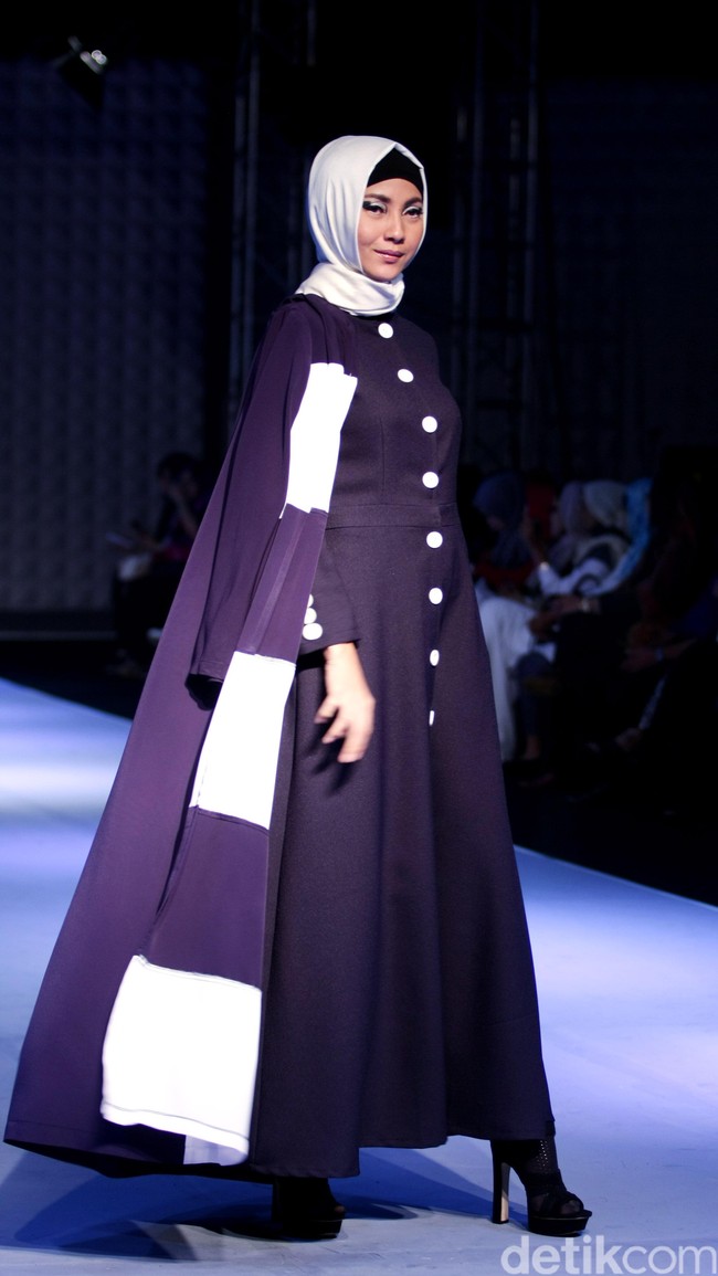 Hannie Hananto Nautical Symetrical Muslim Fashion Festival 2016 at Plaza Selatan. Istora Senayan. Jakarta. [Foto: Mohammad Abduh/Wolipop]