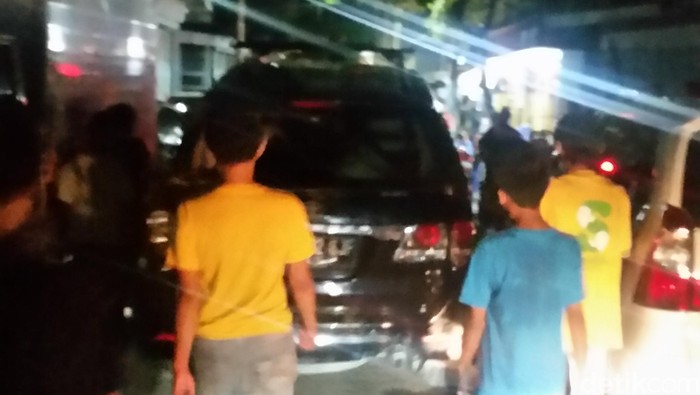 Fortuner Seruduk 10 Motor dan Warung di Kali Anyar Jakbar