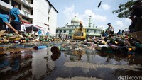 Alat berat menggelis puluhan ribu miras berbagai merek tersebut.
