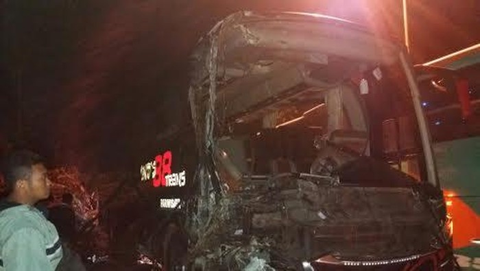 Bus Rombongan Siswa SD Tabrak Fuso, 2 Orang Tewas dan 4 Luka