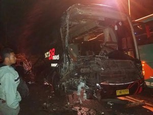 Bus Rombongan Siswa SD Tabrak Fuso, 2 Orang Tewas dan 4 Luka