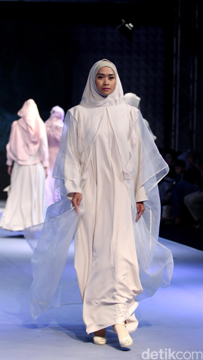 La perle by Irna Mutiara Simplicity Stone Muslim Fashion Festival 2016 at Plaza Selatan. Istora Senayan. Jakarta. [Foto: MOhammad Abduh/Wolipop]