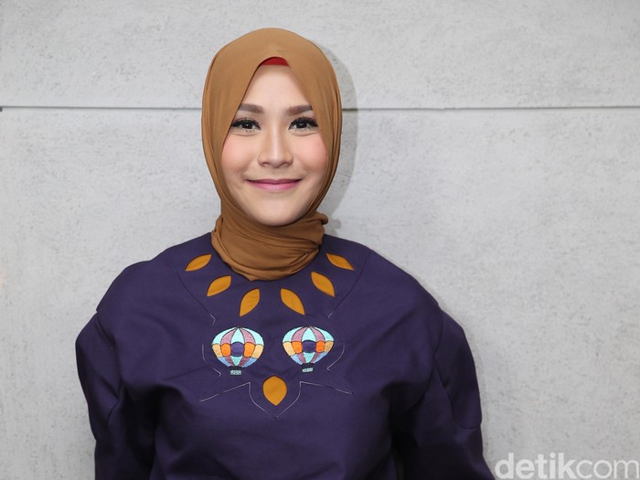 Artis Zaskia Adya Mecca saat peluncuran produk minuman Kurma Water di di Jakarta, Kamis (2/6/2016).