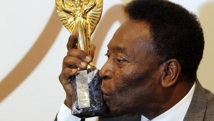 Karena Masalah Kesehatan, Pele Terancam Lewati Pembukaan Piala Dunia 2018. Foto: AFP PHOTO / ADRIAN DENNIS Karena Masalah Kesehatan, Pele Terancam Lewati Pembukaan Piala Dunia 2018. Foto: AFP PHOTO / ADRIAN DENNIS