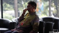 Encep menunggu dipanggil penyidik di ruang tunggu KPK.