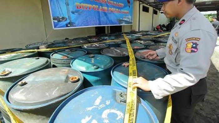 52 Drum Solar Hasil Kencing di Laut Diamankan