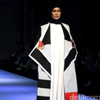 Hannie Hananto Nautical Symetrical Muslim Fashion Festival 2016 at Plaza Selatan. Istora Senayan. Jakarta. [Foto: Mohammad Abduh/Wolipop]