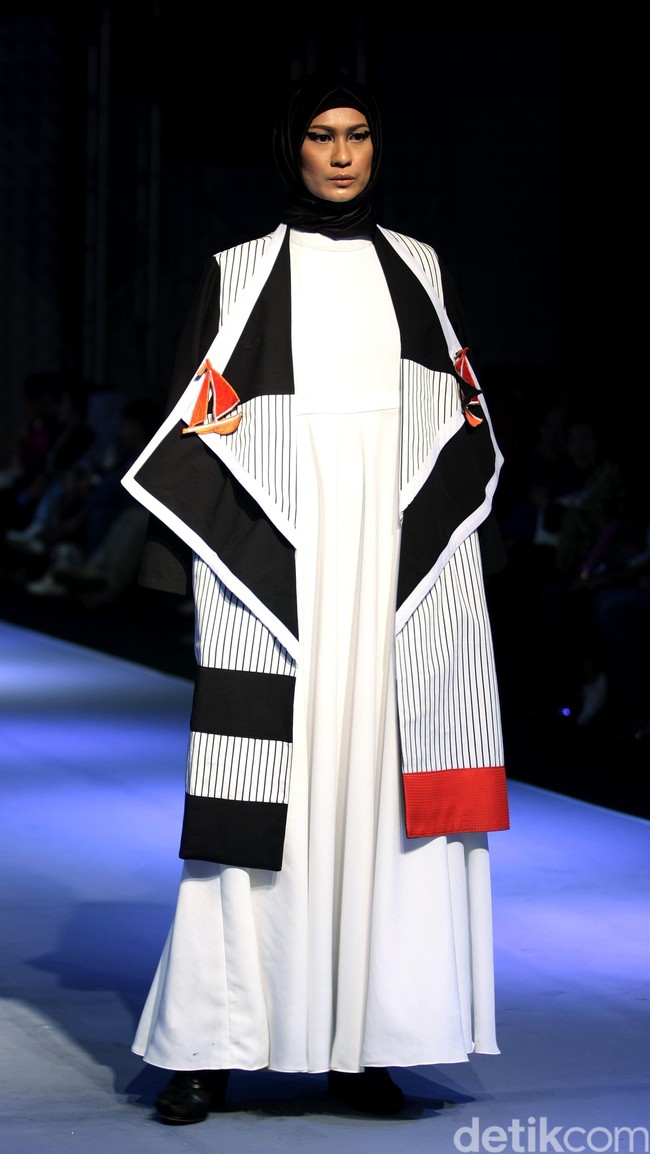 Hannie Hananto Nautical Symetrical Muslim Fashion Festival 2016 at Plaza Selatan. Istora Senayan. Jakarta. [Foto: Mohammad Abduh/Wolipop]