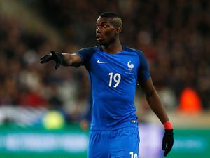 Prancis dalam Balutan Jersey Biru Elegan