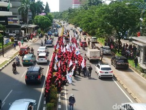 Massa KSPI Demo di Depan Gedung Lama KPK, Mobil Pribadi Masuk Jalur TransJ
