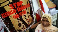 Salah satu peserta aksi membawa spanduk bertuliskan Stop Kekerasan Kriminalisasi Pada Petani.