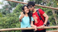Amanda Manopo terlihat menempelkan pipinya saat berpose bersama Aldi Yunanda. Pool/Ismail/detikFoto.