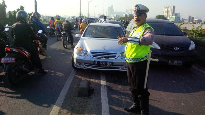 Ada Mercy Mogok di Flyover Pesing Arah Cengkareng, Lalin Tersendat