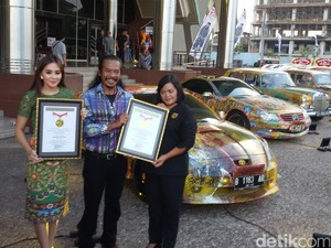 Lukis Puluhan Mobil Mewah, Nasirun Pecahkan Rekor MURI