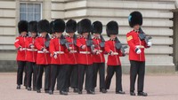 Di Indonesia, pasukan berbaju merah dan bertopi bulu lebih dikenal gara-gara kaleng biskuit. Tapi inilah penjaga Istana Buckingham (Fitraya/detikTravel)