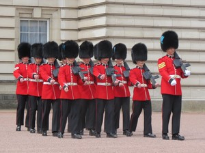 Menonton Pergantian Pasukan Biskuit di London, Keren!
