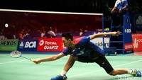 Jonatan berusaha mengembalikan shuttlecock.