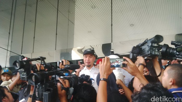 Dhani dan Ratna Sarumpaet Datangi KPK: Kita Tak Mau Demo, Kita Mau Nyanyi!