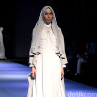 La perle by Irna Mutiara Simplicity Stone Muslim Fashion Festival 2016 at Plaza Selatan. Istora Senayan. Jakarta. [Foto: MOhammad Abduh/Wolipop]