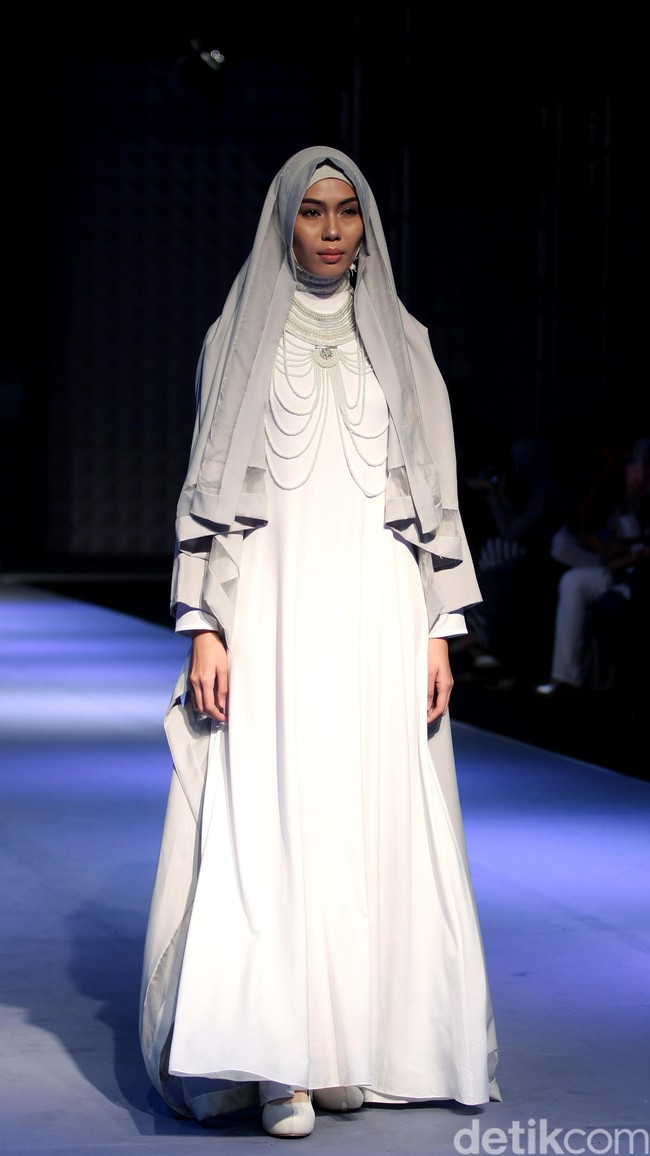 La perle by Irna Mutiara Simplicity Stone Muslim Fashion Festival 2016 at Plaza Selatan. Istora Senayan. Jakarta. [Foto: MOhammad Abduh/Wolipop]