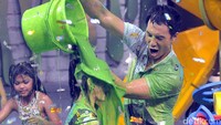 Tiba-tiba Daniel Mananta mengguyurnya. Pool/Noel/detikFoto.