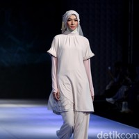 La perle by Irna Mutiara Simplicity Stone Muslim Fashion Festival 2016 at Plaza Selatan. Istora Senayan. Jakarta. [Foto: MOhammad Abduh/Wolipop]