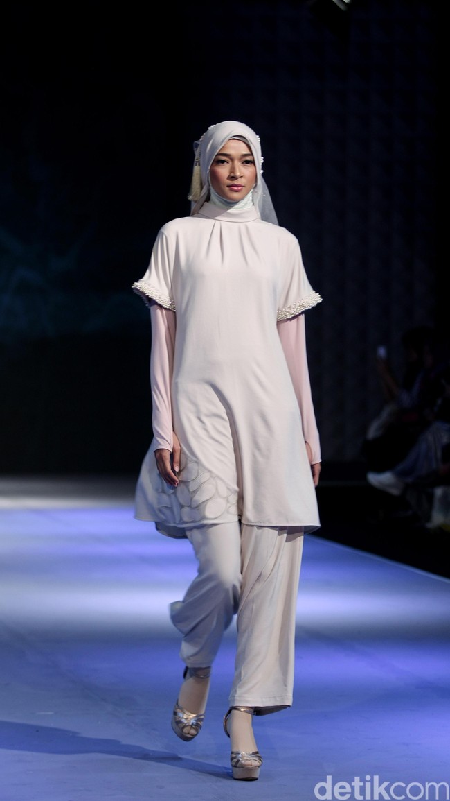 La perle by Irna Mutiara Simplicity Stone Muslim Fashion Festival 2016 at Plaza Selatan. Istora Senayan. Jakarta. [Foto: MOhammad Abduh/Wolipop]