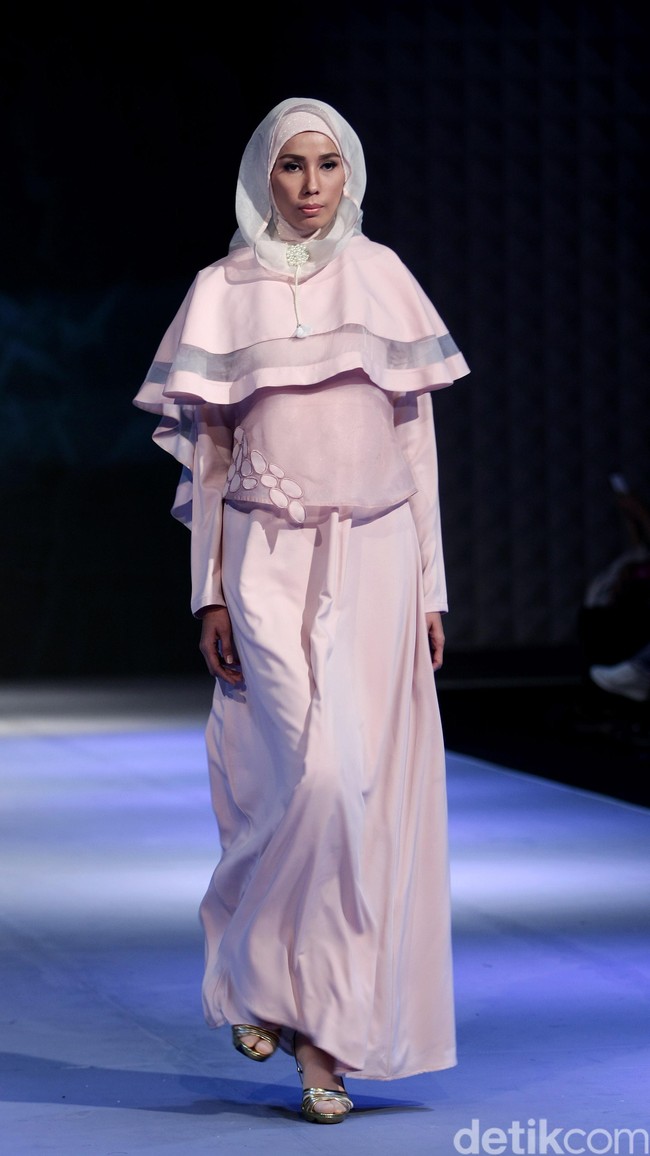 La perle by Irna Mutiara Simplicity Stone Muslim Fashion Festival 2016 at Plaza Selatan. Istora Senayan. Jakarta. [Foto: MOhammad Abduh/Wolipop]