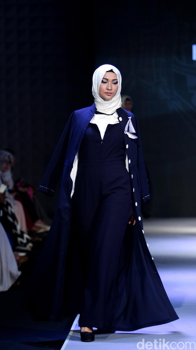 Hannie Hananto Nautical Symetrical Muslim Fashion Festival 2016 at Plaza Selatan. Istora Senayan. Jakarta. [Foto: Mohammad Abduh/Wolipop]