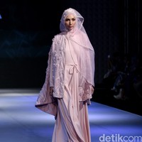 La perle by Irna Mutiara Simplicity Stone Muslim Fashion Festival 2016 at Plaza Selatan. Istora Senayan. Jakarta. [Foto: MOhammad Abduh/Wolipop]