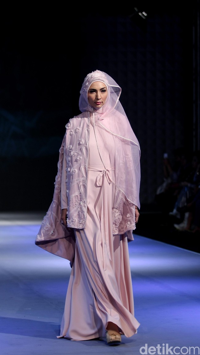 La perle by Irna Mutiara Simplicity Stone Muslim Fashion Festival 2016 at Plaza Selatan. Istora Senayan. Jakarta. [Foto: MOhammad Abduh/Wolipop]