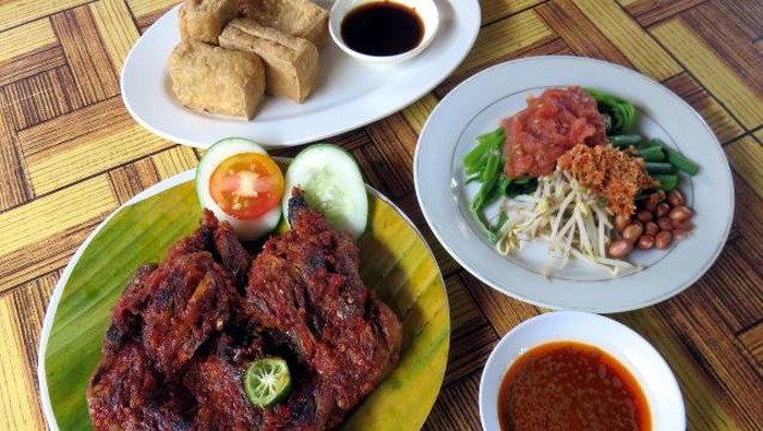 Taliwang H. Moerad: Pedas Menyengat Ayam Taliwang 