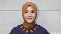 Ia selalu tampil stylish di setiap kesempatan.