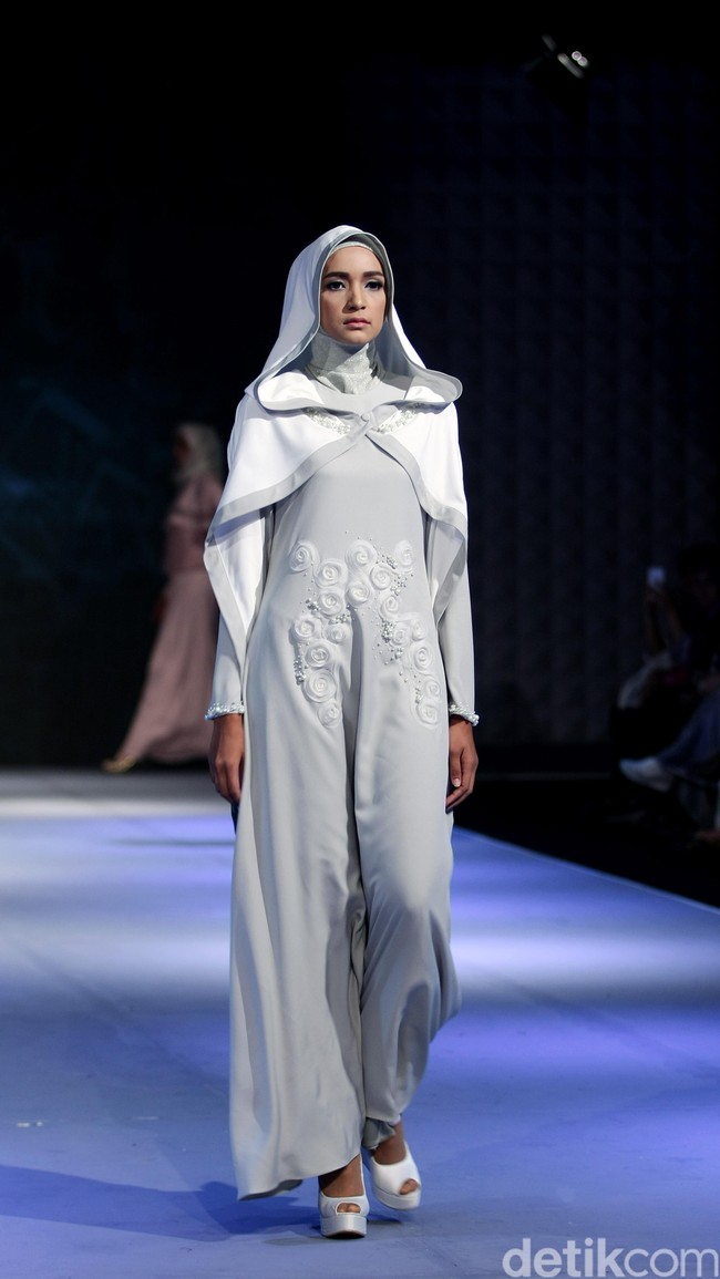 La perle by Irna Mutiara Simplicity Stone Muslim Fashion Festival 2016 at Plaza Selatan. Istora Senayan. Jakarta. [Foto: MOhammad Abduh/Wolipop]