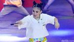 Gaya Agnez MO dengan Boots Hitam Selutut