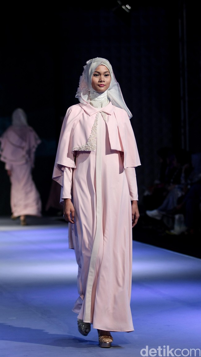 La perle by Irna Mutiara Simplicity Stone Muslim Fashion Festival 2016 at Plaza Selatan. Istora Senayan. Jakarta. [Foto: MOhammad Abduh/Wolipop]