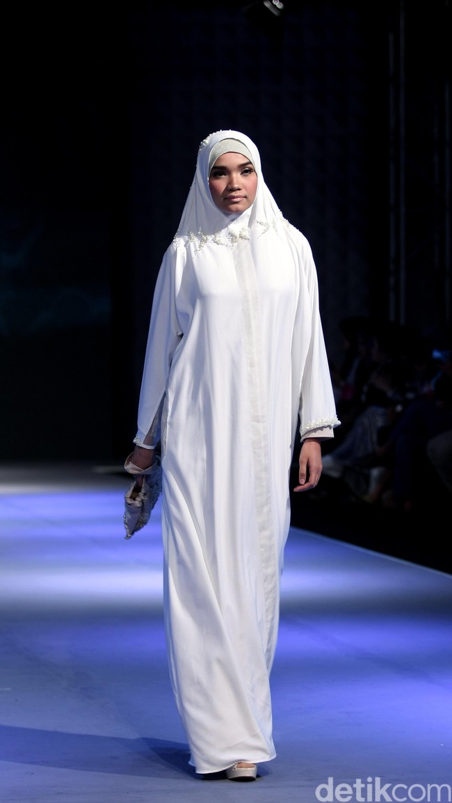 La perle by Irna Mutiara Simplicity Stone Muslim Fashion Festival 2016 at Plaza Selatan. Istora Senayan. Jakarta. [Foto: MOhammad Abduh/Wolipop]