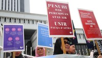 Massa membawa berbagai poster.