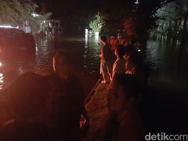 Tanggul Jebol Pantai Mutiara Karena Air Pasang dan Tanah 