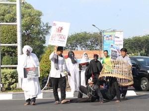 Gelar Teatrikal Tangkap Setan Sambut Bulan Ramadan