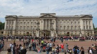 Istana Buckingham, tempat tinggal keluarga kerajaan Inggris. Istana ini dijaga pasukan Queens Guard dengan seragam uniknya (Fitraya/detikTravel)