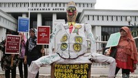 Gedung Mahkamah Agung (MA) didatangi pendemo dari Koalisi Masyarakat Menolak Swastanisasi Air, Jumat (3/6/2016).