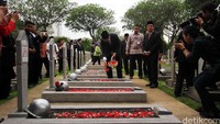 Setelah upacara, Ahok bergegas ke areal makam untuk melakukan prosesi tabur bunga.