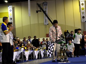 Flow Si Robot Humanoid Beraksi di Surabaya