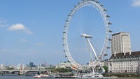 Bianglala raksasa London Eye pernah menjadi yang terbesar sedunia. Dari atas bianglala, pemandangan seantero London tampak jelas (Fitraya/detikTravel)