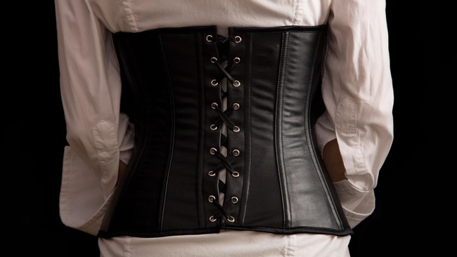 Sederet Selebriti Dunia yang Pakai Korset Seperti Bella Shofie