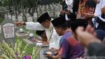 BJ Habibie Ziarah ke Makam Sang Istri